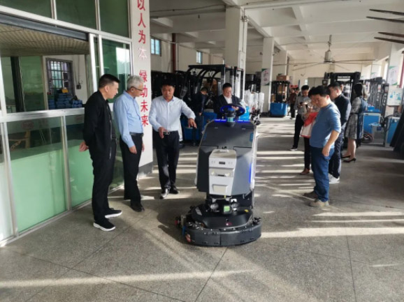 情暖永新昌丨熱烈歡迎廈門總商會舉辦的哈工大會長班同學(xué)光臨廈門永新昌參觀指導(dǎo)。